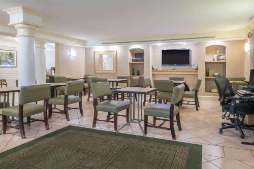 La Quinta Inn & Suites by Wyndham Colorado Springs Garden Of The image 1