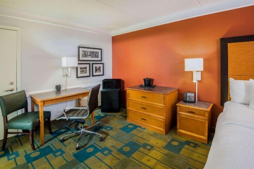 La Quinta Inn & Suites by Wyndham Colorado Springs Garden Of The image 13