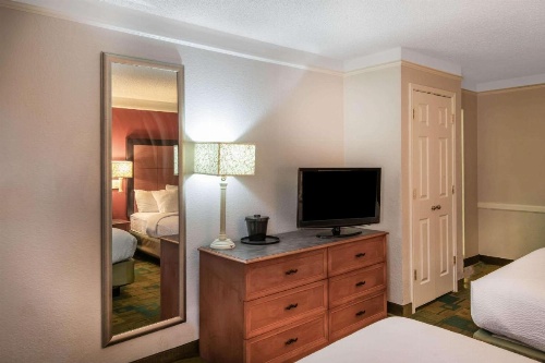 La Quinta Inn & Suites by Wyndham Colorado Springs Garden Of The image 14