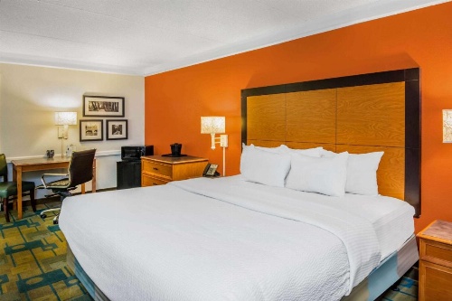 La Quinta Inn & Suites by Wyndham Colorado Springs Garden Of The image 17