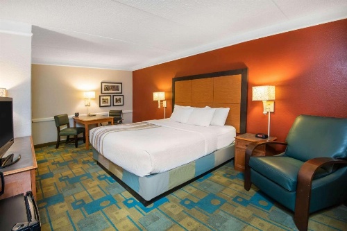 La Quinta Inn & Suites by Wyndham Colorado Springs Garden Of The image 23