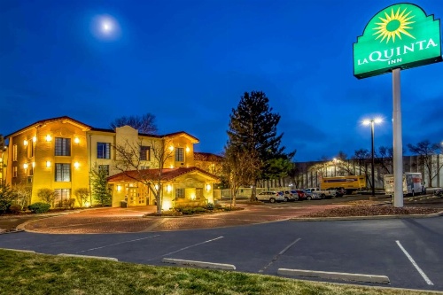 La Quinta Inn & Suites by Wyndham Colorado Springs Garden Of The image 28