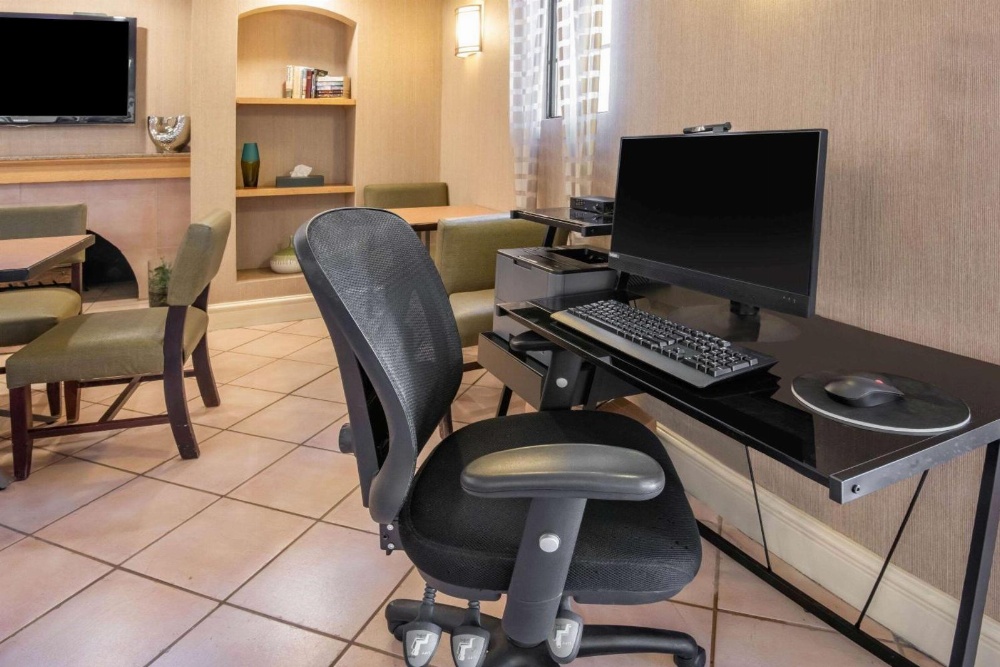 La Quinta Inn & Suites by Wyndham Colorado Springs Garden Of The Main image