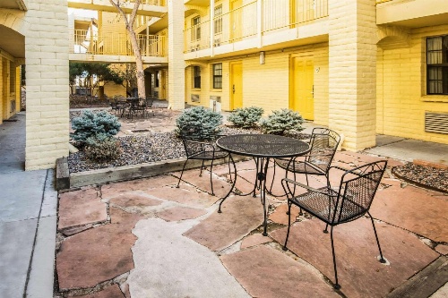 La Quinta Inn & Suites by Wyndham Colorado Springs Garden Of The image 4