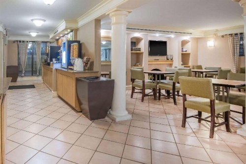 La Quinta Inn & Suites by Wyndham Colorado Springs Garden Of The image 7