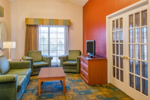 La Quinta Inn & Suites by Wyndham Colorado Springs Garden Of The image 8